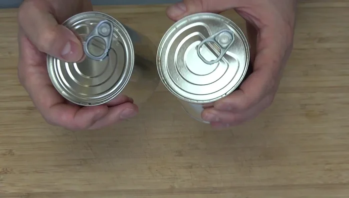 Etiketten von den Kondensmilchdosen entfernen und Kleberreste gründlich entfernen (26.97).