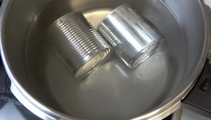 Dosen in einen Schnellkochtopf geben (81.39) oder in einen normalen Topf (64.14).