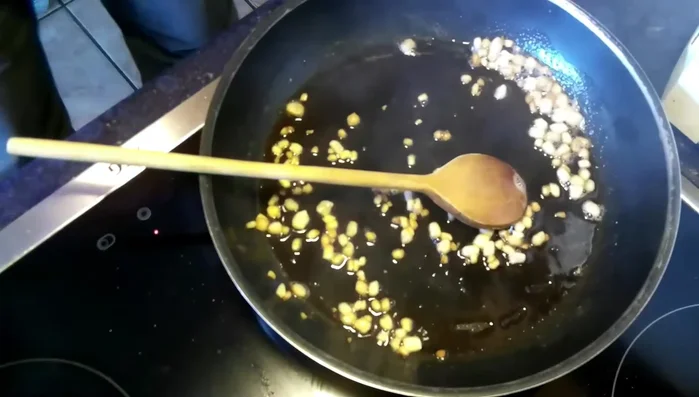 Zwiebeln in Butter anbraten.