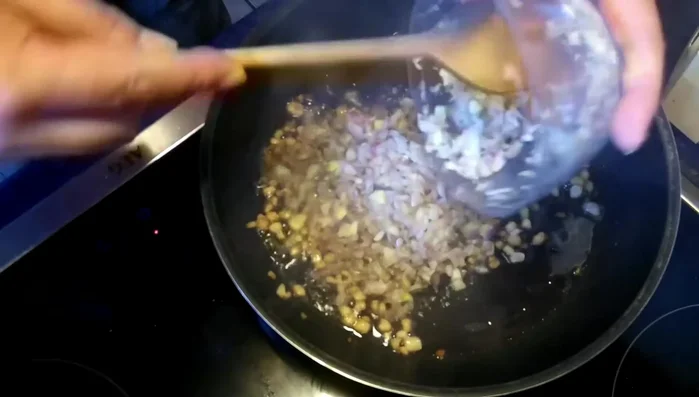 Geflügelleber, Hähnchenbrust und Speck hinzufügen und anbraten.