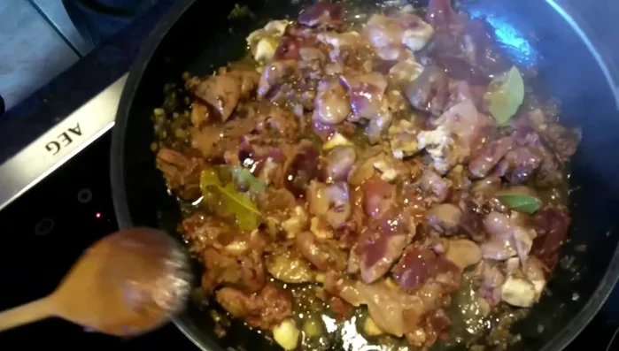 Die Masse in die Küchenmaschine geben und gut vermengen.