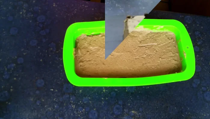 Über Nacht im Kühlschrank kühlen.