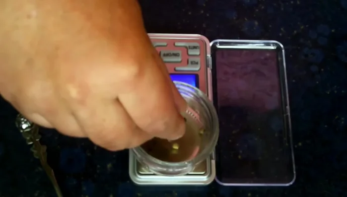 Gewürze (Piment, Nelken, Pfefferkörner, Muskatblüte) vorbereiten.