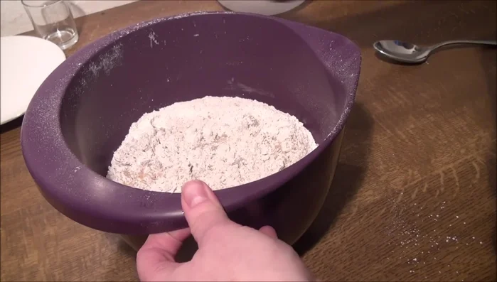 Honig-Milch-Mischung zu den trockenen Zutaten geben und verrühren. (Nicht zu lange rühren, keine Küchenmaschine benutzen!)