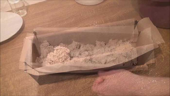 Backofen auf 150°C vorheizen. Kuchen für eine Stunde backen. Nach 30 Minuten mit Alufolie abdecken.