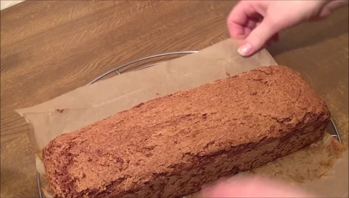 Backpapier entfernen und den Kuchen abkühlen lassen.