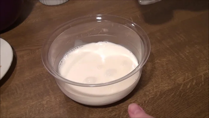 Honig und Milch glatt verrühren. (Nicht zwingend notwendig, aber einfacher.)