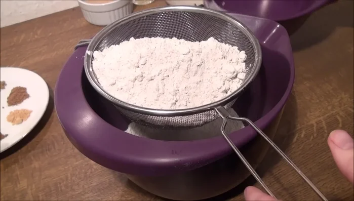 Roggenmehl, Zucker, Natron, Zimt, Cardamom, Koriander, Ingwer, Nelke und Salz in einer großen Schüssel vermischen. (Backpulver NICHT verwenden!)