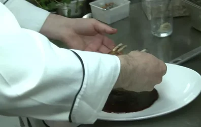 Hirschkarree mit Walnuss-Chili Kruste & Rotwein-Cranberry Sauce