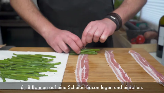 Je 6-8 Bohnen in eine Speckscheibe einwickeln. (108.83)