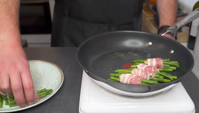 Bohnen im Speckmantel von allen Seiten knusprig braten (ca. 5 Minuten). (153.29)