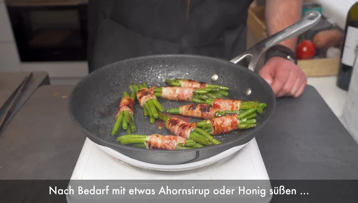 Mit Ahornsirup beträufeln. (184.19)