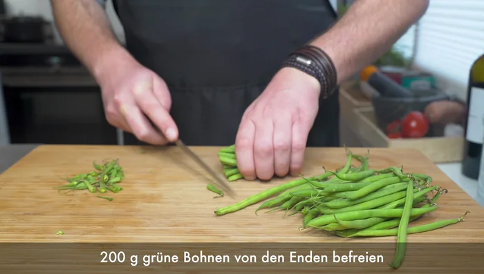 Bohnen waschen und die Enden entfernen. (27.17)