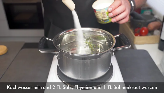 Wasser mit Thymian, Salz und Bohnenkraut aufkochen. (46.46)