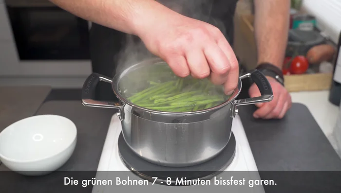 Bohnen zugeben und 7-8 Minuten bissfest kochen. (62.449)