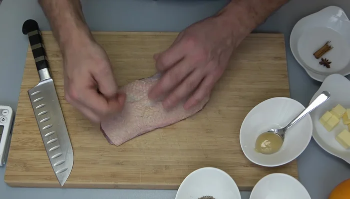 Entfernen Sie eventuelle Federkiele von der Entenbrust (125.37).