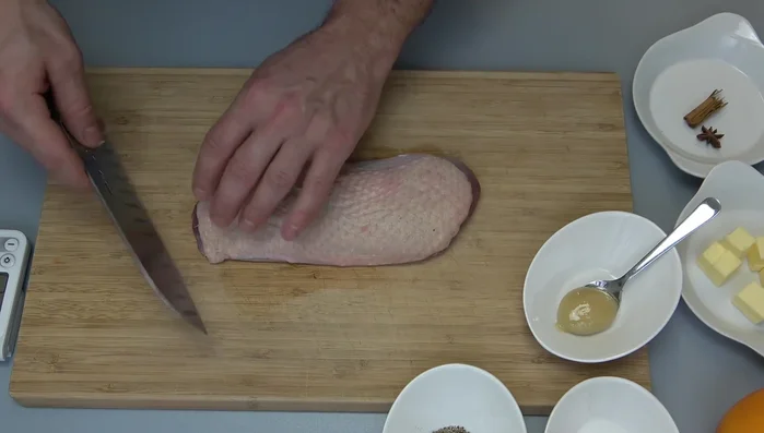 Schneiden Sie die Haut der Entenbrust rautenförmig ein, ohne das Fleisch zu verletzen (134.49).