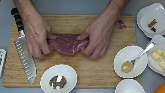 Salzen Sie die Entenbrust (204.66). Pfeffer nur auf der Hautseite (208.43).