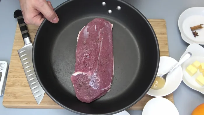 Entenbrust in kalter Pfanne mit der Hautseite nach unten anbraten, bis das Fett ausgelaufen ist und die Haut knusprig ist (218.94).