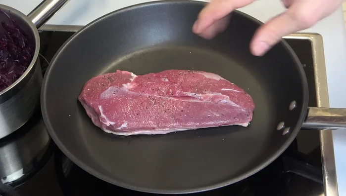 Wenden Sie die Entenbrust und braten Sie sie kurz von der anderen Seite an (242.67).