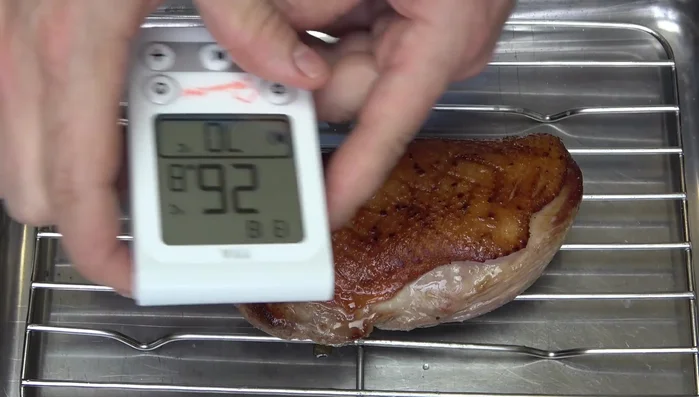 Bratthermometer in die dickste Stelle der Entenbrust stecken. Im vorgeheizten Backofen bei 100°C garen, bis eine Kerntemperatur von 62°C erreicht ist (ca. 20 Minuten) (336.139).