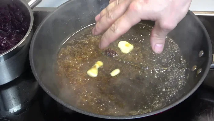 Butter zur Soße geben (454.89).