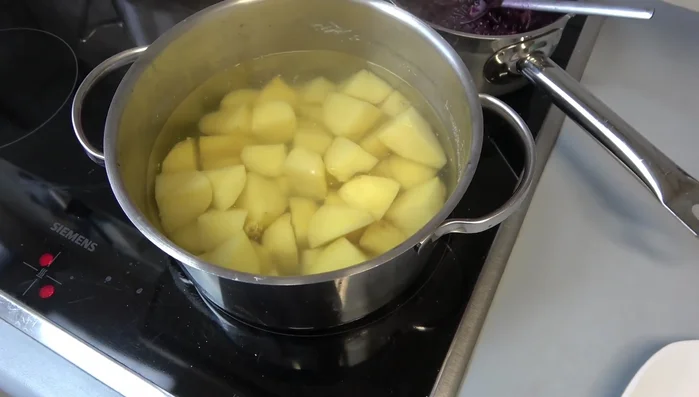 Kartoffeln und Sellerie kochen (490.57). Sellerie in Milch weich kochen (517.419).