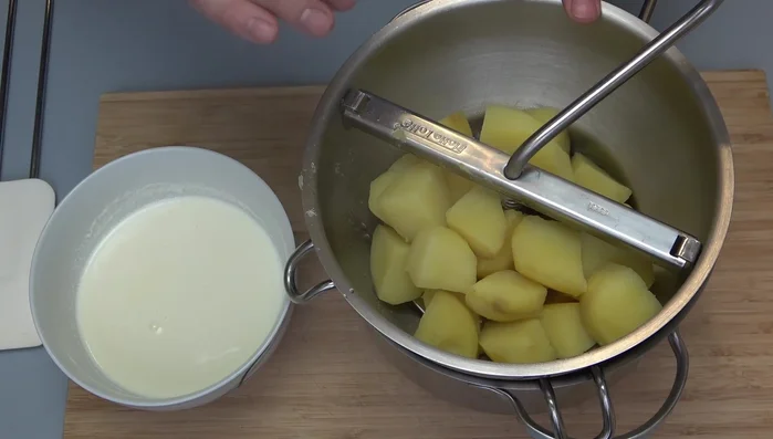 Kartoffeln stampfen (588.579).