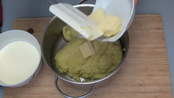 Kartoffelpüree mit Selleriepüree, Milch und Butter vermengen (627.85). Mit Muskatnuss abschmecken (683.529).