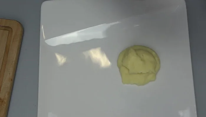 Entenbrust anrichten und mit Soße, Kartoffel-Sellerie-Püree und Rotkraut servieren (885.57).