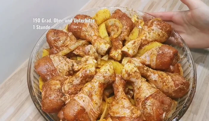 Die Backform mit dem Hähnchen und den Kartoffeln für 60 Minuten in den vorgeheizten Backofen geben.