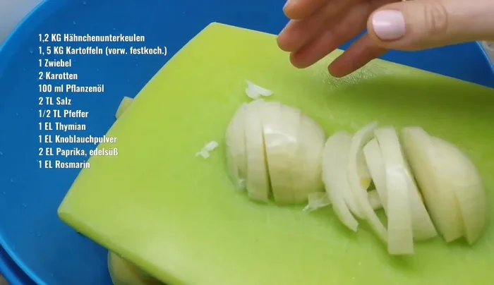 Hähnchenkeulen, Kartoffeln, Zwiebeln und Karotten in eine Backform geben.