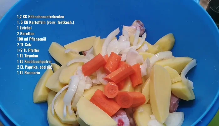 100ml Pflanzenöl, Salz, Knoblauchpulver, 1-2 EL Paprikapulver und 1 EL Rosmarin darüber geben und gut vermengen.