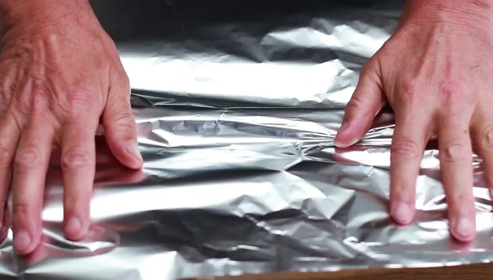 Auflaufform mit Backpapier und Alufolie abdecken und bei 180°C Umluft 30 Minuten backen.