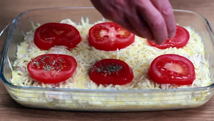 Tomatenscheiben auf den Käse legen, mit Öl beträufeln und mit Kräutern der Provence bestreuen. Nochmal für 10-15 Minuten in den Ofen geben.