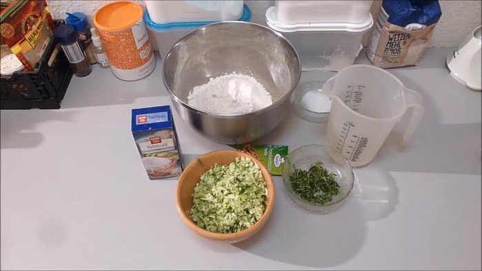 Hefe in lauwarmes Wasser mit Zucker geben und kurz stehen lassen. (10.58)