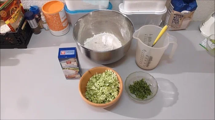 Hefemischung zum Mehl geben und kräftig kneten, bis ein fester Teig entsteht. (113.189)