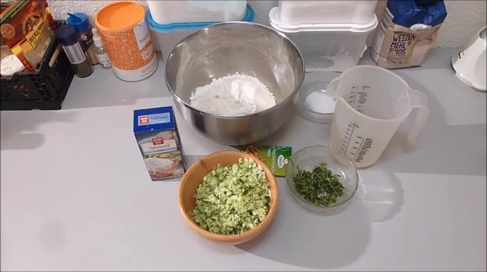 Mehl, Salz, Thymian und geriebene Zucchini in einer Schüssel vermengen. (13.69)