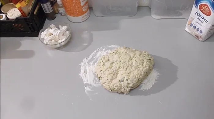 Teig abgedeckt ca. 30 Minuten ruhen lassen. (241.379)