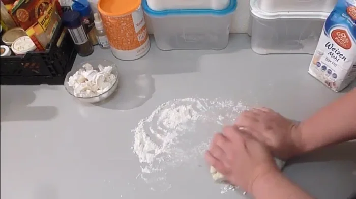 Teig erneut durchkneten und Ziegenkäse/Feta unterrühren. (260.269)