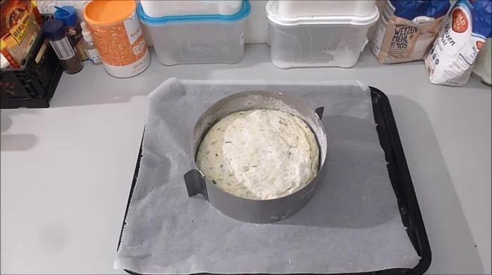 Backofen auf 180°C Ober-/Unterhitze vorheizen. (389.89)