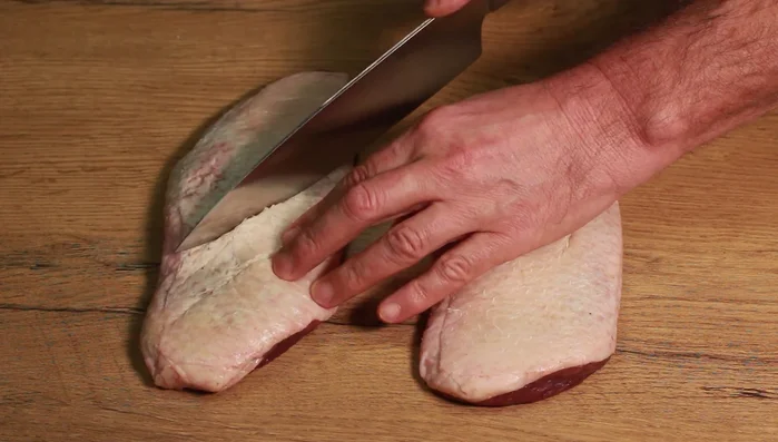 Entenbrust: Haut rautenförmig einschneiden (nur die Haut!), mit Salz und Pfeffer würzen.