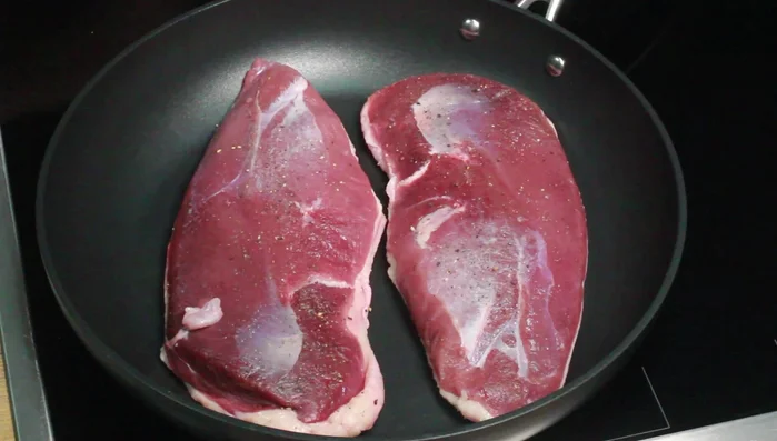 Entenbrust mit der Hautseite nach unten in einer kalten Pfanne bei mittlerer Hitze 5-7 Minuten braten, wenden und weitere 2-3 Minuten braten.