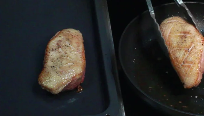 Entenbrust im Ofen bei 175°C Umluft 15-18 Minuten garen.