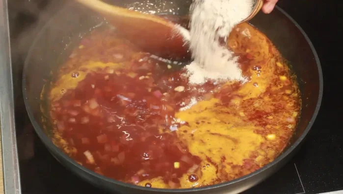 Soßenbinder einrühren und weitere 2 Minuten köcheln lassen. Granatapfelkerne hinzufügen.