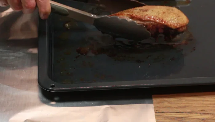 Entenbrust in Alufolie wickeln, um sie warmzuhalten.