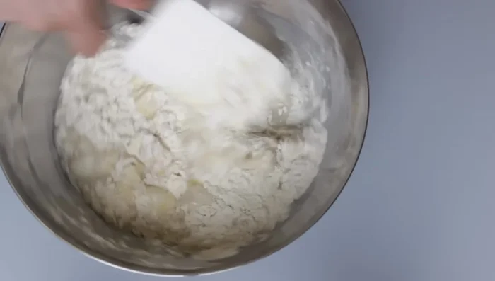 Teig gründlich verkneten (mind. 10-15 Minuten, mit Pausen). Es sollte eine glatte Oberfläche entstehen.