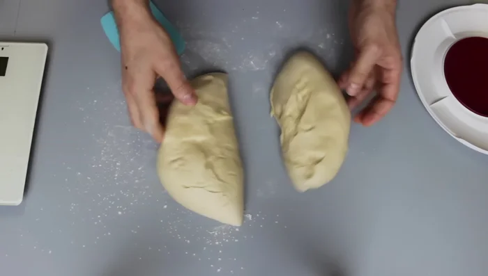 Teig in zwei Hälften teilen.