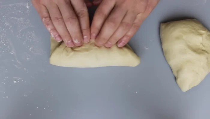 Teig zu Strängen formen (entweder drei oder zwei Stränge).