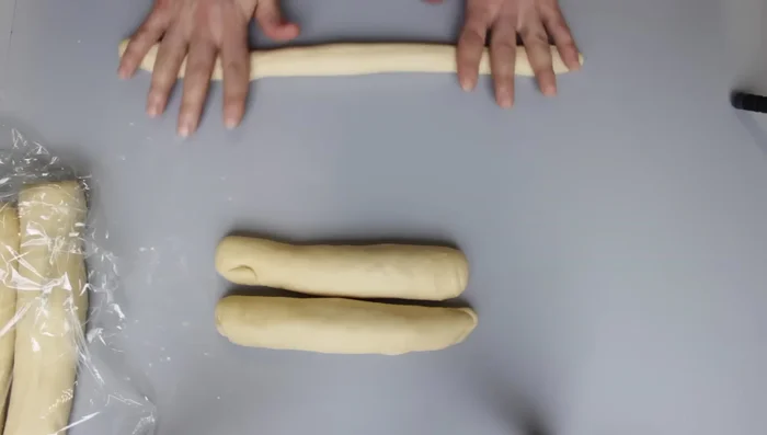 Stränge flechten (3-Strang-Flechtmethode oder 2-Strang-Flechtmethode).